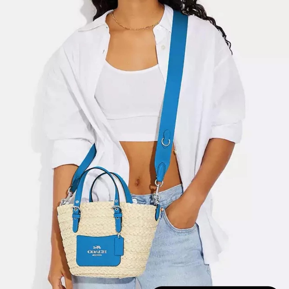 CJ519 - Coach Small Tote - Picture 12 of 13